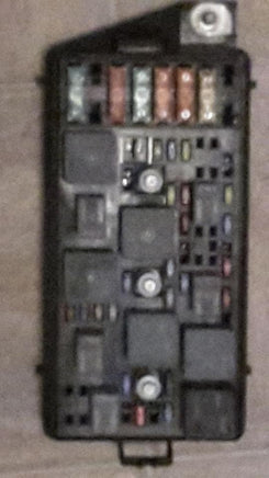 22703829 Saturn Vue 2003 fuse junction box