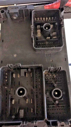 2014 Cadillac XTS fuse junction box 23499388_01