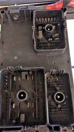 2014 Cadillac XTS fuse junction box 23499388_01 - Swan Auto